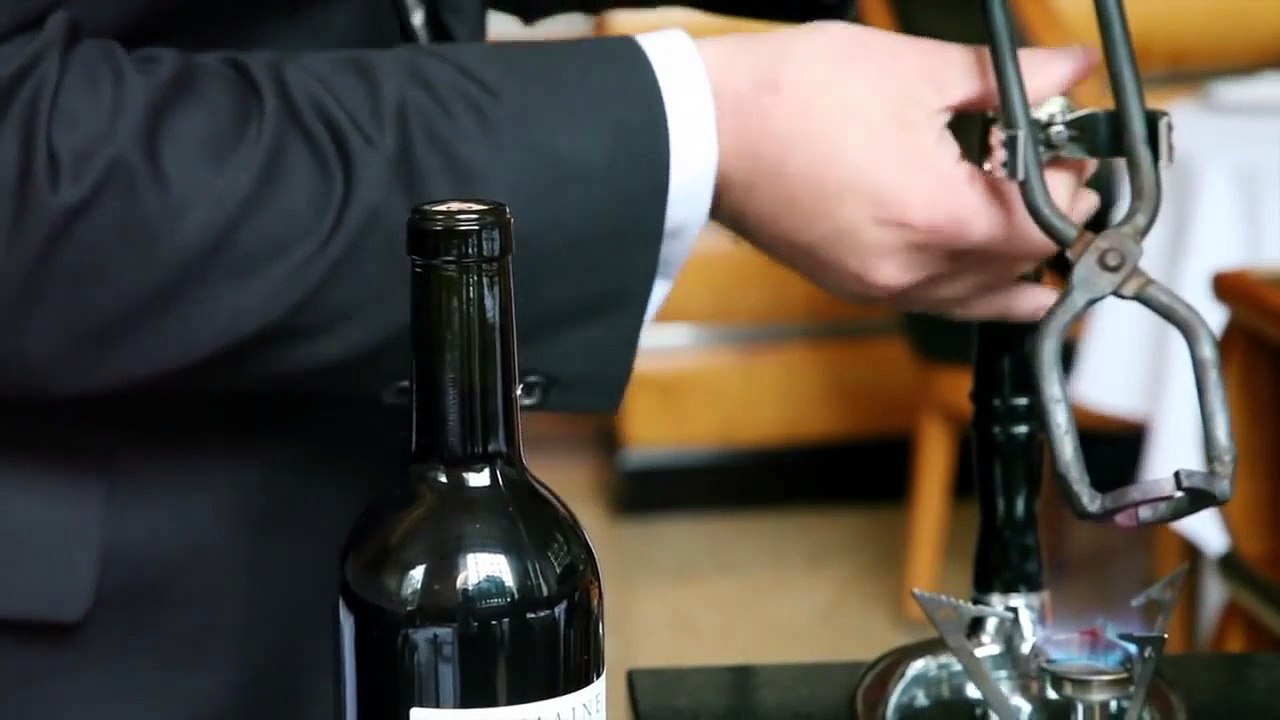 Ouvrir une bouteille de vin de la plus classe des façons