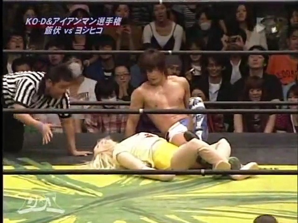 Un catcheur japonais affronte une poupée! Débile...