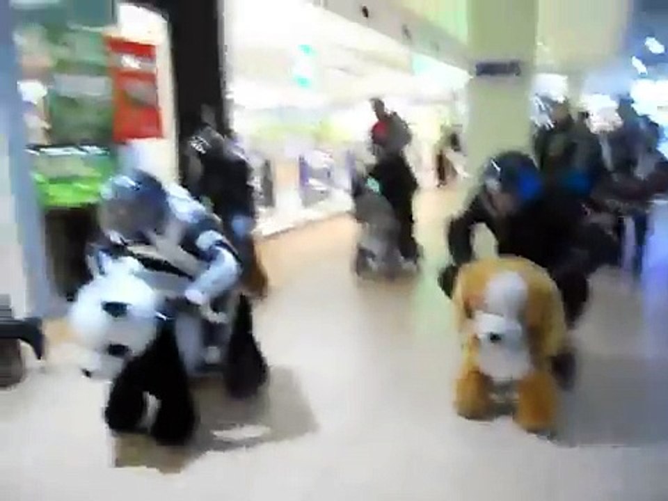 Une course délirante de motards dans un Carrefour