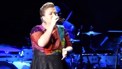 Kelly Clarkson singing fan request Blank Space by Taylor Swift in Toronto (Official Video)