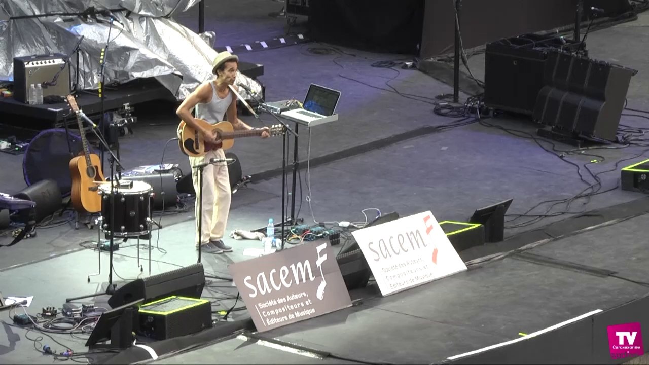 Le jeune artiste Natis, révélation de la Sacem de l'Aude 2015 a fait la première partie de la famille Chédid :