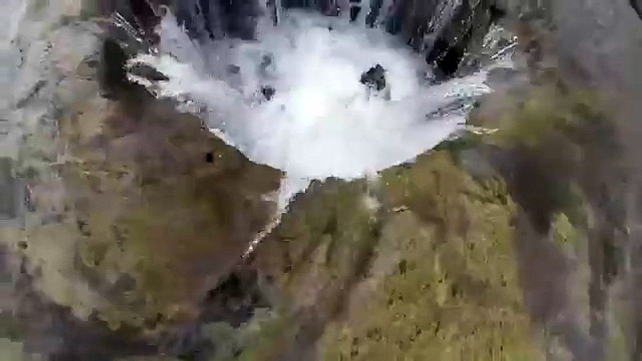 Este es el misterioso lago que se vacía por un agujero sin fondo
