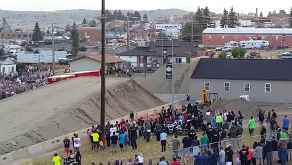 Un cascadeur réalise un saut de 50 mètres au volant d'un semi-remorque