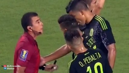 Referee spray accidentally an Mexic player during final vs Jamaica 2015
