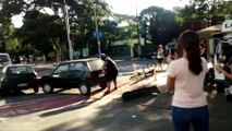 Un homme soulève et déplace une voiture garée sur une piste cyclable - Très très fort!