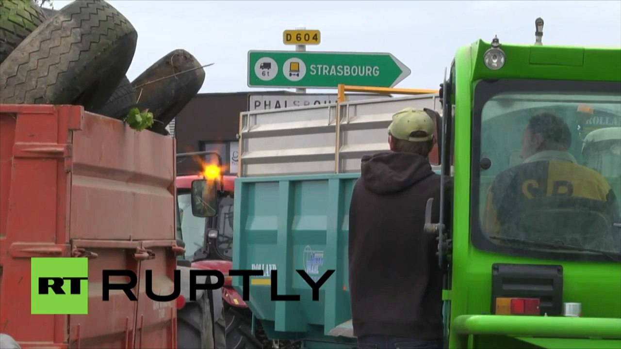 Des fermiers en colère ont formé un énorme défilé de tracteurs le long de la frontière franco-allemande