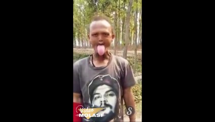 ALT DUDAKLA BURNUNA, DİLİYLE İKİ KAŞININ ARASINA DEYEN ADAM