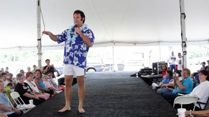 Todd Bodenheimer sings 'Angel' to a little girl at Elvis Week 2014