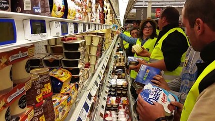 Action des agriculteurs au Leclerc d'Avranches mardi 28 juillet