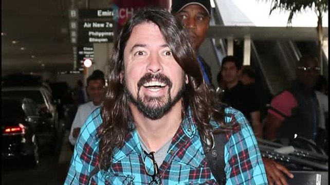 Dave Grohl des Foo Fighters traverse l'aéroport de Los Angeles, la jambe cassée
