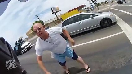 Así fue como un motociclista neutralizó a un hombre furioso