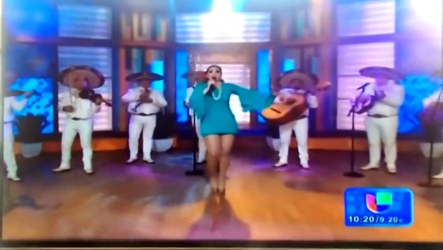 A Paty Navidad se le cae toalla femenina en pleno programa