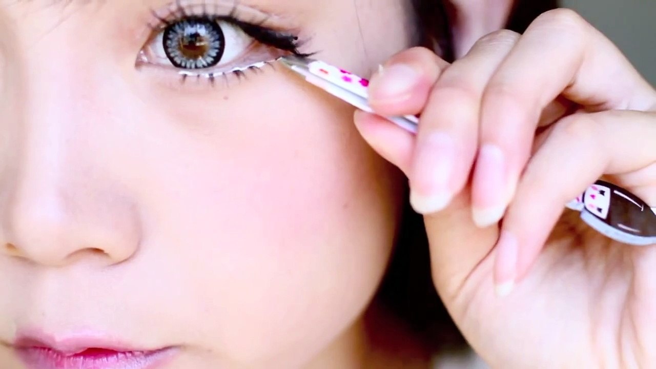one way how to apply on fake bottom lashes