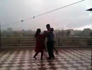 Tip tip barsa panni aur aunty gir gayi...