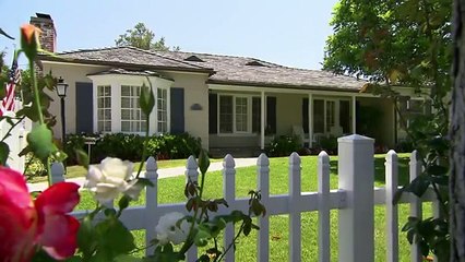 Daniel Bryan plays a trick on houseguest Nikki Bella -Total Divas July-28-2015