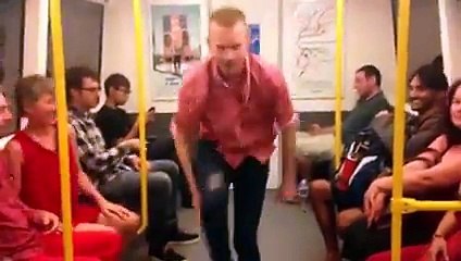 faire danser les gens dans le métro - diffusion de positivité
