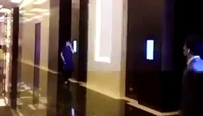 Un supporter vietnam brule son billet devant des joueurs de City