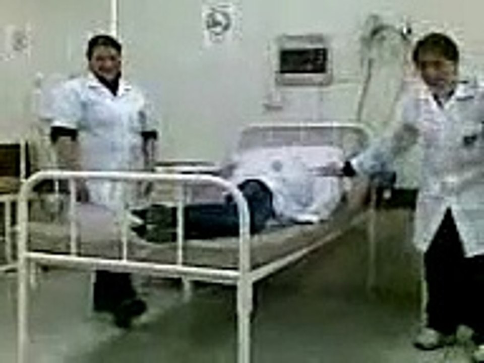 Professoras Vanessa e Luci dando aula aos alunos de enfermagem