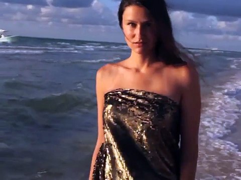 Shooting photo d'un top model perturbé par l'arrivé d’immigrés clandestin en bateau - Photo bomb