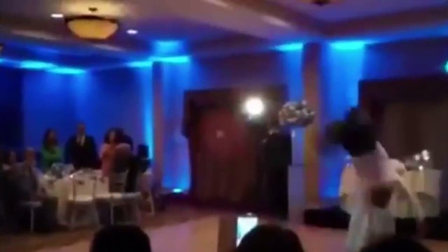 Un marié trop enthousiaste pendant la première danse