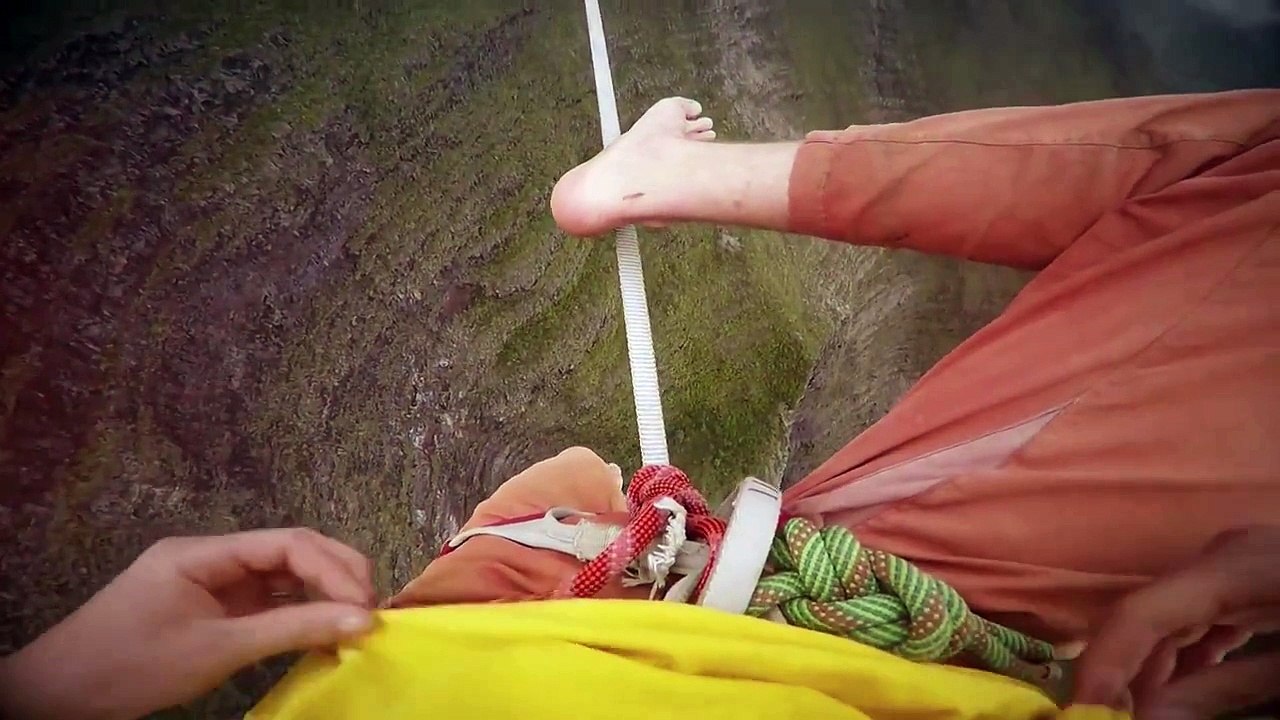 Nouveau record du monde de Nathan Paulin avec une traversée de 403 m sur une ligne tendues à plus de 250 mètres à La Réu
