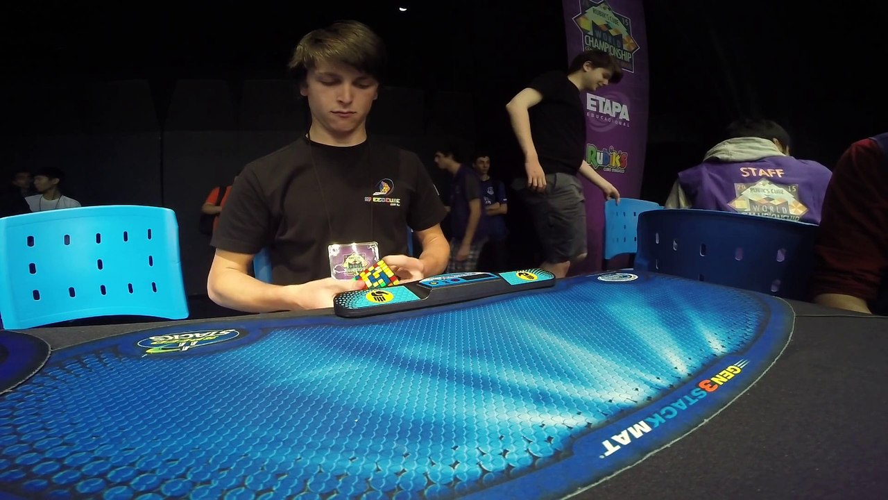 Finir un Rubik's cube 7x7 en 2min24 - record du monde