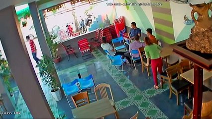 Sandalyeler havada uçuştu