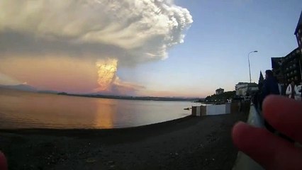 Timelapse impressionnant de l'éruption d'un volcan - Magique