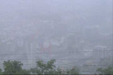 Bilbao se cubre de espesa niebla y "xirimiri"
