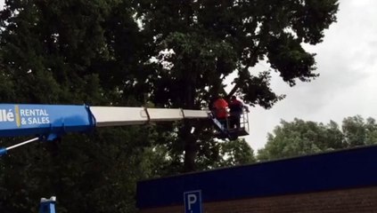 Groot materieel ingezet om schade door windhoos op te ruimen - RTV Noord