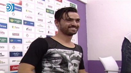 Un futbolista se presenta en rueda de prensa con una camiseta de Franco