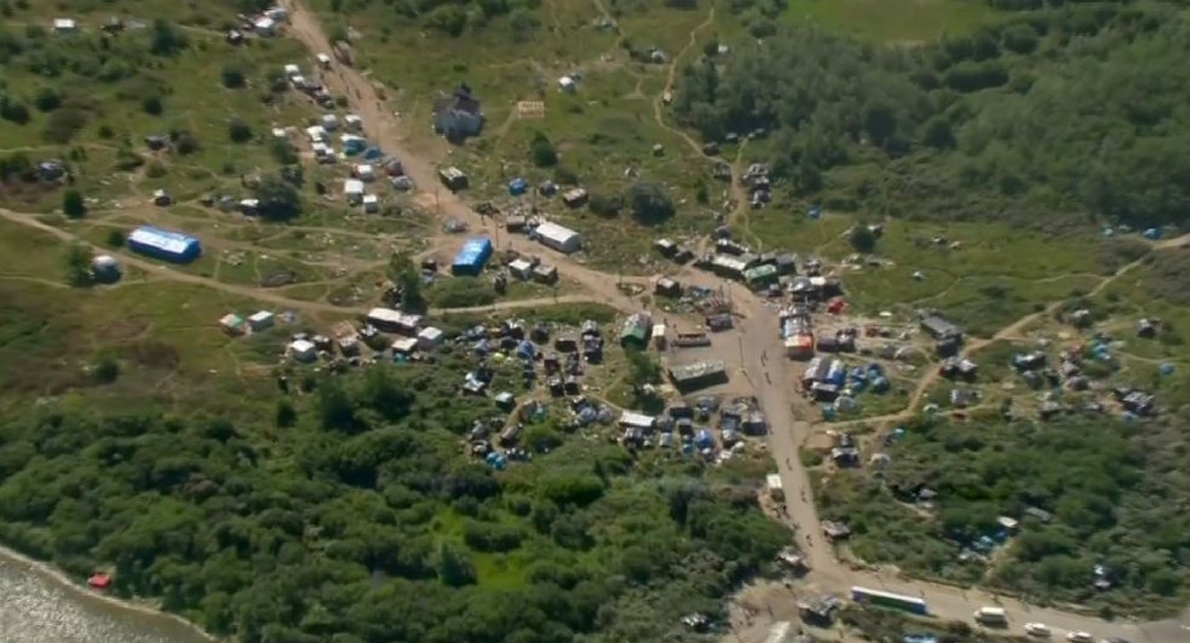Des images aériennes montrent l'étendue de la "jungle" de Calais