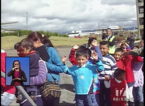 Niños de escasos recursos disfrutaron de un paseo en avión