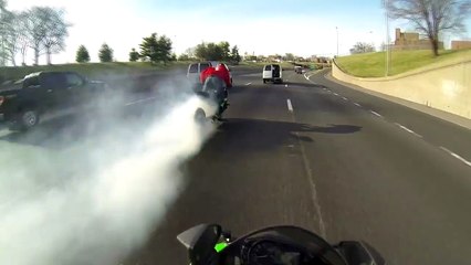 Gros run à moto en pleine circulation