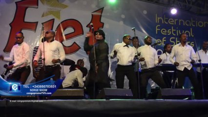 FARA-FARA: Felix Wazekua remet à JB Mpiana le diplôme pour sa participation au festival de la musique tolanda..