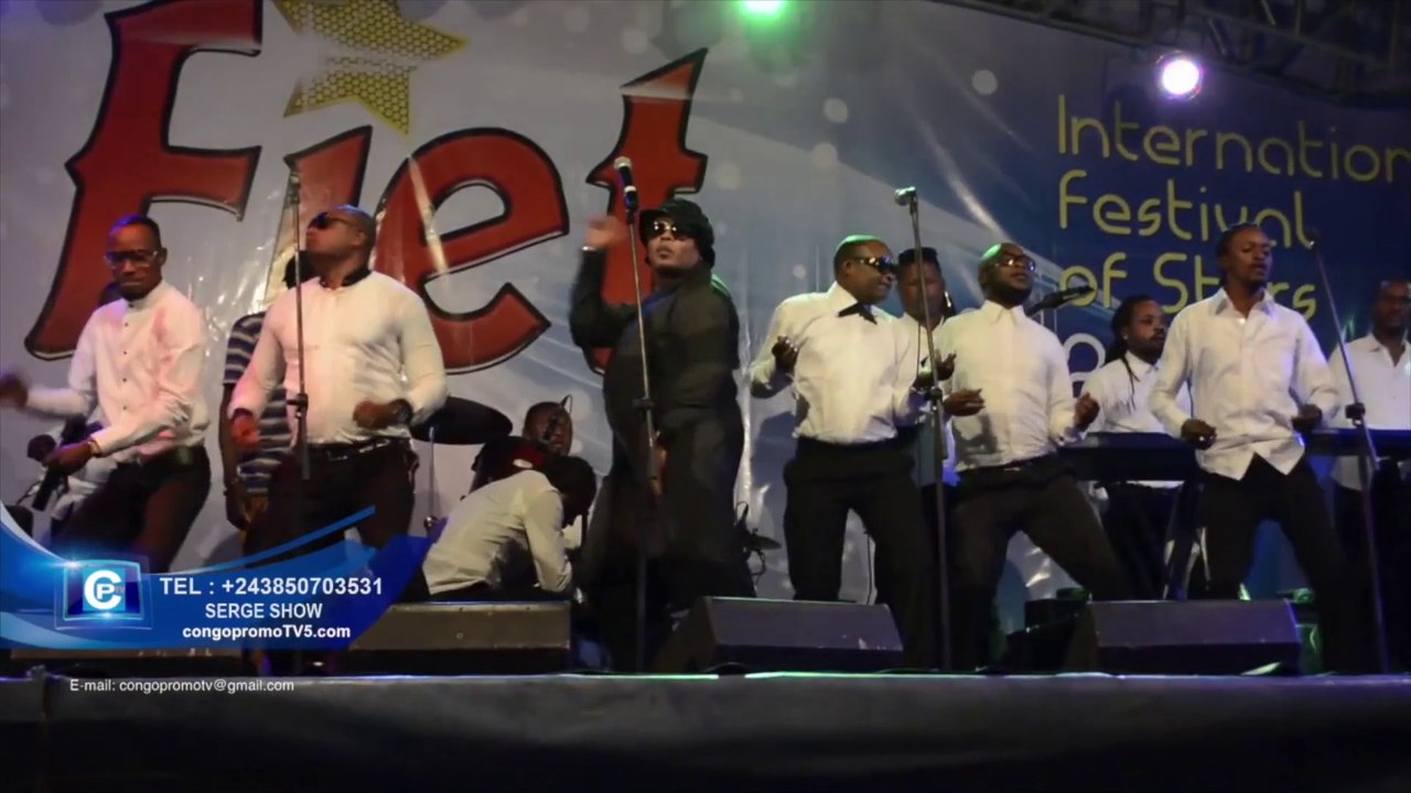 FARA-FARA: Felix Wazekua remet à JB Mpiana le diplôme pour sa participation au festival de la musique tolanda..