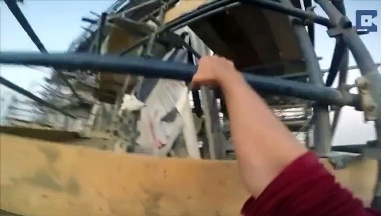 Un homme réalise le drapeau humain du haut d'un...