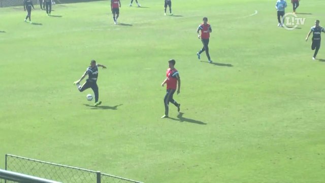 Gabriel Jesus acerta bomba e ganha cumprimento de Alecgol no treino do Verdão