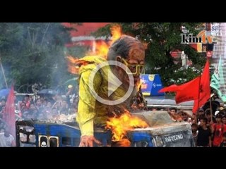 Penunjuk perasaan bakar patung Presiden Aquino