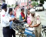 Ludhiana's Dabbang Lady Police Officer Richa Agnihotri While Challan of Traffic Violators