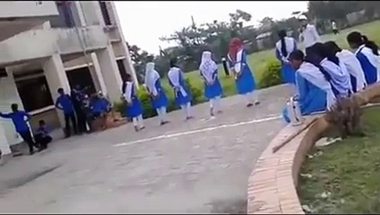 ھاھاھا لڑکیوں کی الٹی ریس دیکھیں