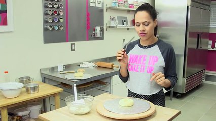 How to Cake BAGEL CAKES! Vanilla cake bagels, fondant seeds and buttercream cream cheese filling!