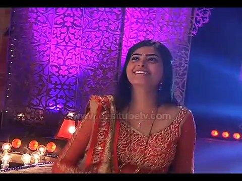 Suhani Si Ek Ladki-Suhani sings Bada dukh dina performs on the stage in the Mrs. Allahabad contest