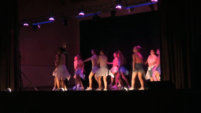 les ADOS(Wiggle) + BLAZY et LEXA ( la danse de l'été) Gala de danse du 20 JUIN 2015 ESTISSAC
