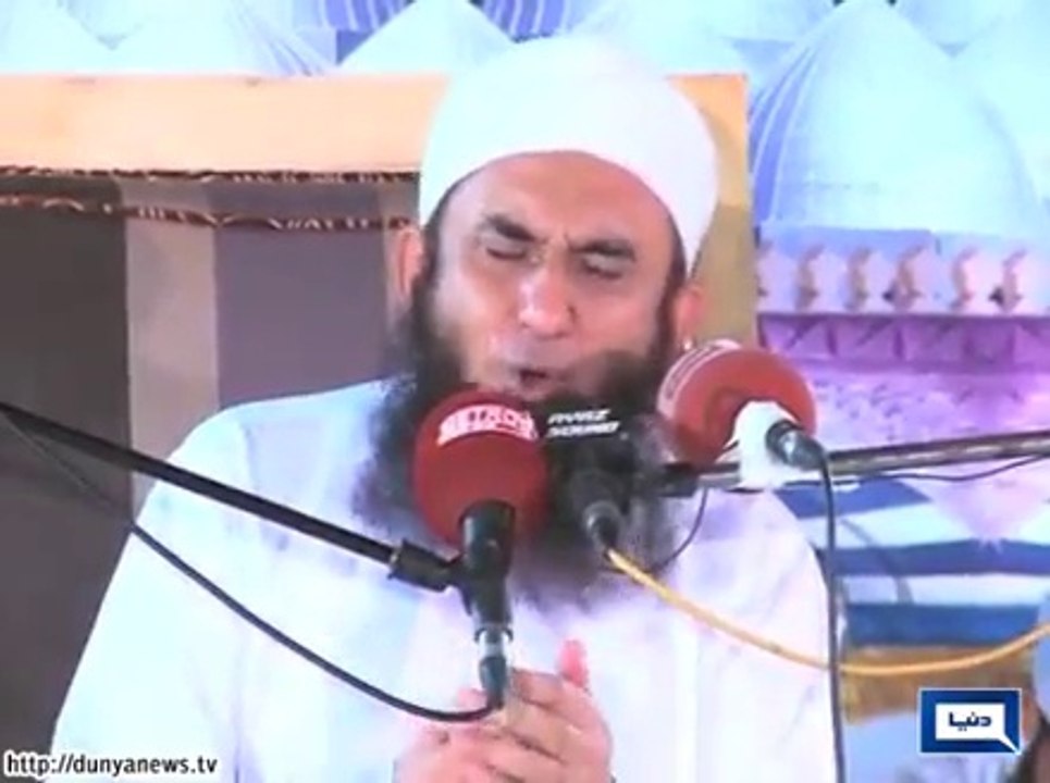 Moulana Tariq Jameel prays for Allah's mercy after address.