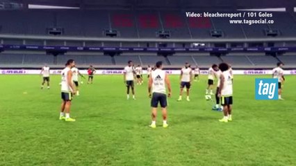 Cristiano Ronaldo sorprende a sus fans con su habilidad futbolística en este video.