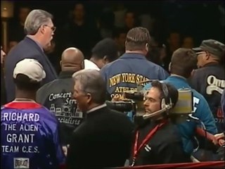 Boxeador Bipolar não aceita derrota e Nocauteia Adversário após Luta!