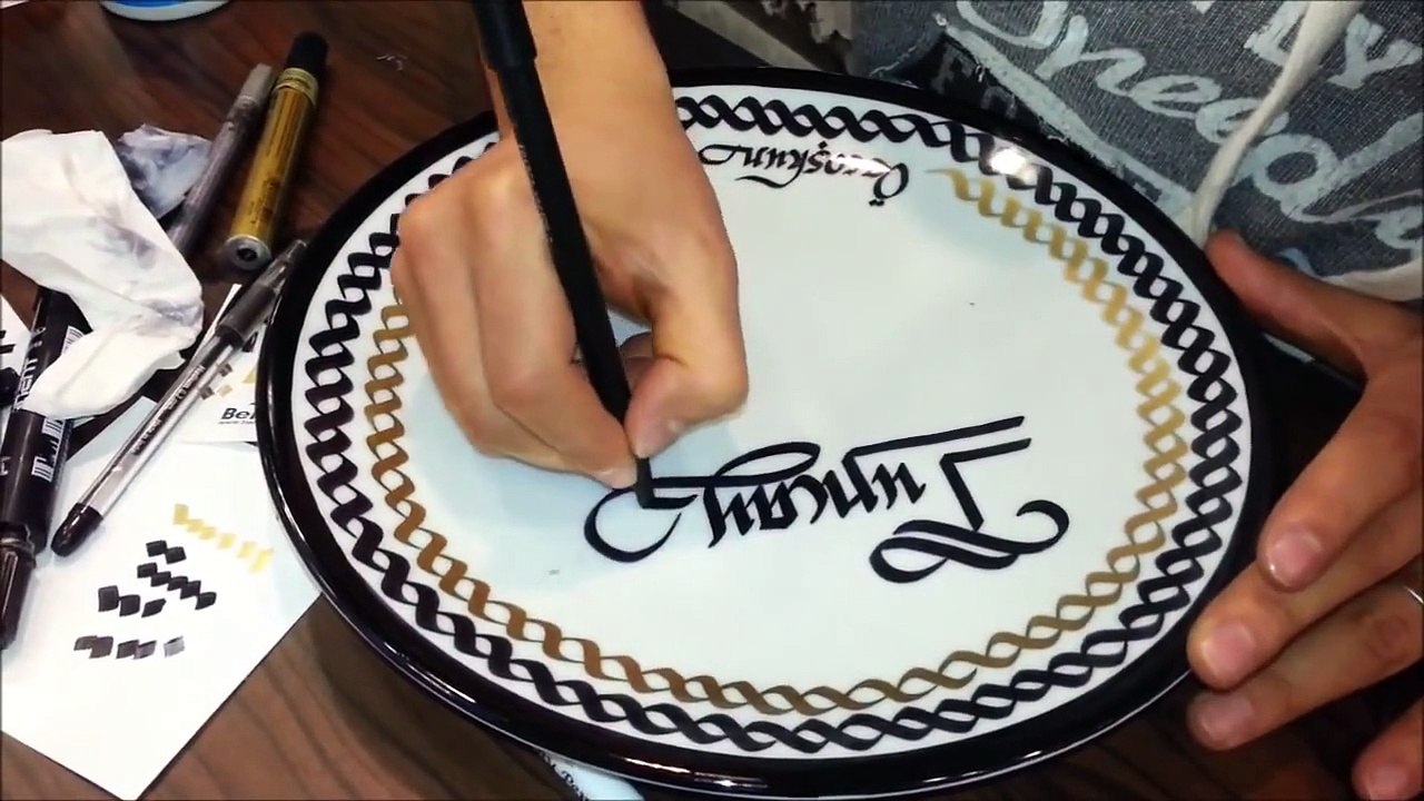 porselen tabak üzerine kaligrafi