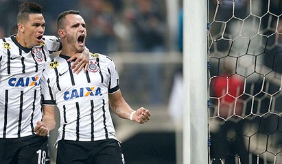 Timão goleia, afunda o Vasco e segue na cola do Galo