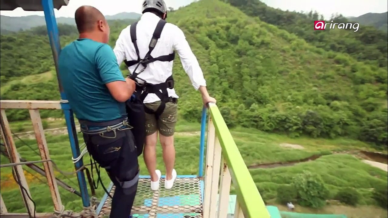 Benji and Carson visit a bungee jumping site